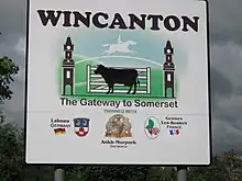 Panneau de signalétique de Wincanton proclamant son jumelage à Ankh-Morpork.