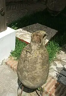 Photographie montrant une amphore et une mosaïque romaines de Tamuda