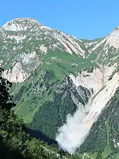 Éboulement au pied du Petit mont Blanc dans la vallée du Doron de Chavière.