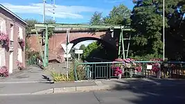 Écluse numéro 3bis de Wasquehal au port du Dragon près du viaduc ferroviaire de la ligne Fives-Mouscron.