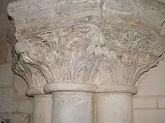 Chapiteau dans l'église.