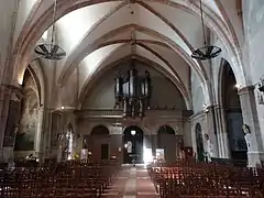 Photographie en couleur d'une église.