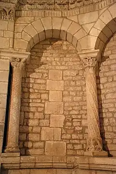 Colonnes de l'abside ornées de vigne et d'acanthe.