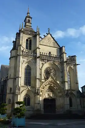 Façade d'une église éclairée par le soleil.