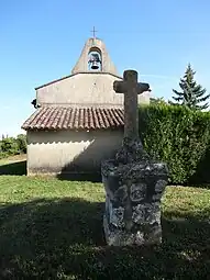 Vue de face avec la croix située devant l’édifice.