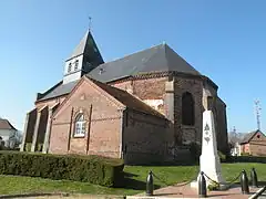 Chevet de l'église et le monument aux mofrts.