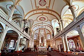 La nef, le chœur, la chaire et le Christ en croix.