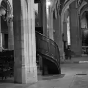 Nef du XVe siècle et escalier de la chaire (1718).