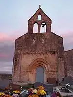 La façade ouest de l'église.