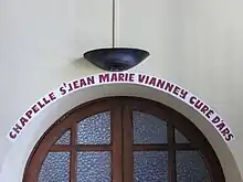 Entrée de la chapelle de Saint Jean-Marie Vianney de l’église Saint-Martin.