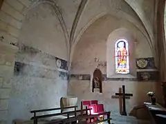 Une des chapelles du transept avec litre funéraire.