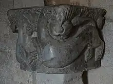 Chapiteau en pierre, sculpté d’animaux de style roman.