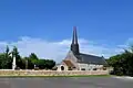 L’église Saint-Pierre vue de la place de la Mairie.