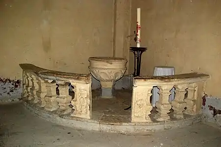 Les fonts baptismaux.