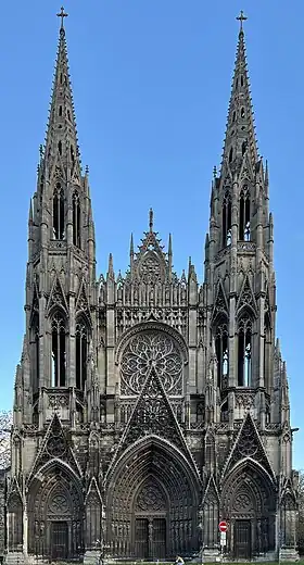 Massif occidental de l’église abbatiale Saint-Ouen depuis la place du Général-de-Gaulle.