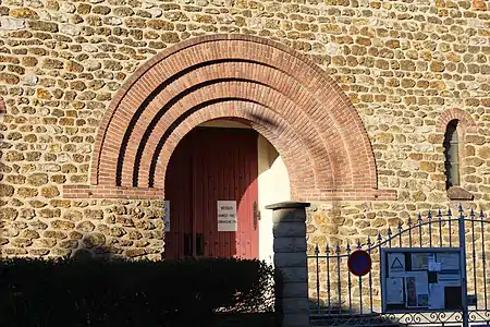 Fronton de l'église Saint-Laurent.