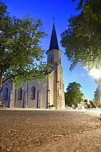 L'église vue de nuit.