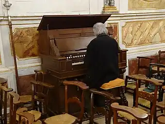 Musicien jouant de l’harmonium.