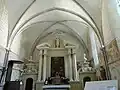 Le chœur de l'église et le retable du XVIIe siècle.