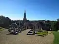 L'église Saint-Guévroc au sein de l'enclos paroissial.