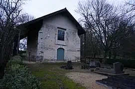 L'ancienne église Sainte-Croix de septembre et son cimetière.