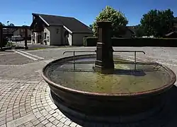 Fontaine et mairie.