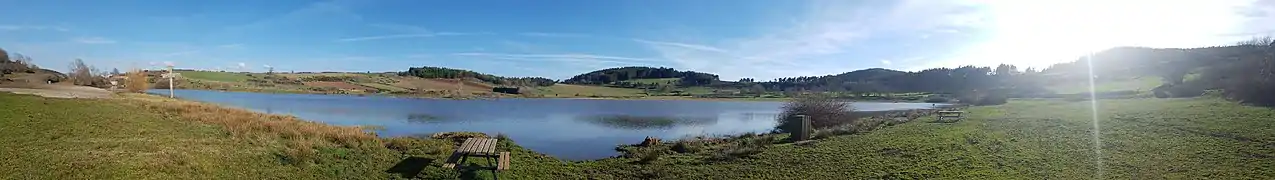 Vue panoramique de l'étang du Péchay, en avril 2018.