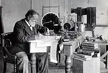 Étienne-Jules Marey dans son laboratoire de la Station physiologique, vers 1900.