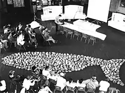 Présentation du projet Événement-Ouananiche du duo d'artistes Interaction Qui au Complexe Jacques-Gagnon, Alma (Québec, Canada). 1995