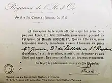 Photographie d'un carton d'invitation à la typographie en noir et -blanc.