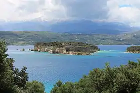 Vue de l'Île de Souda avec les ruines de l'ancienne forteresse vénitienne (XVIIIe siècle).