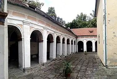 Cloître, site de pèlerinage.