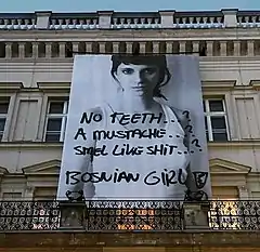 Bosnian Girl (en) (2003), vue de l'installation au 4e Salon d'automne de Berlin, Théâtre Maxime Gorki, Berlin (octobre-novembre 2019).