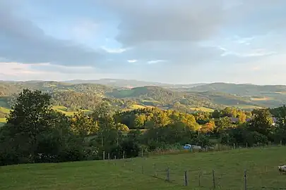 Vue de la montagne Javorník et des contreforts de la Šumava depuis le village de Štítkov.