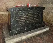 Sarcophage dans la crypte de l'église collégiale Saint-Laurent à Zhovkva
