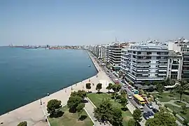 Vue du « boulevard de la victoire » et du port depuis le sommet.