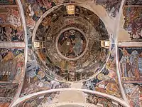 Au centre de la coupole, la Trinité, autour, sur la frise supérieure, des archanges avec sur un fauteuil (une croix, un évangile), sur la frise inférieure, des prophètes de l'Ancien Testament