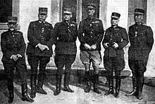 Photographie en noir et blanc d'un groupe de six officiers grecs en uniforme.