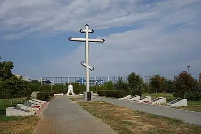 L'ossuaire de la division (près de la zone appelée « Barricades »).