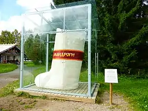 Botte géante dans une boîte en verre.