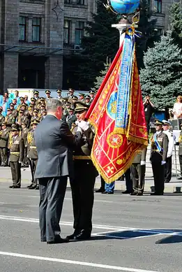 La 93e brigade recevant son drapeau du président Petro Porochenko.