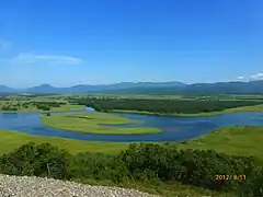 Plaine côtière de la rivière Djiguitovka près de Plastoun.