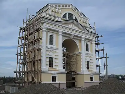 L'arc en reconstruction.