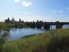 Le hameau, son pont et son église.