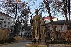 Statue de Josyf Slipyj classée sous le n° 61-101-0235 dans le parc attenant.