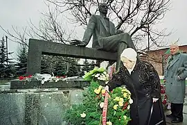 Alexandra Pakhmoutova et Nikolaï Dobronravov devant son monument monument classé