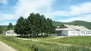 Le centre du village de Perm, un magasin, un club et une place.