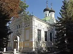 Entrée de l'église des Trois-Saints.