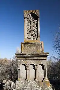 Khatchkar de Maître Vetsik, son auteur comme l'indique l'inscription à la base, 1212, monastère de Ketcharis,.