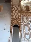Intrados de l'arc (en haut) à côté du mihrab et ouverture menant à l'entrée de l'imam (en bas).